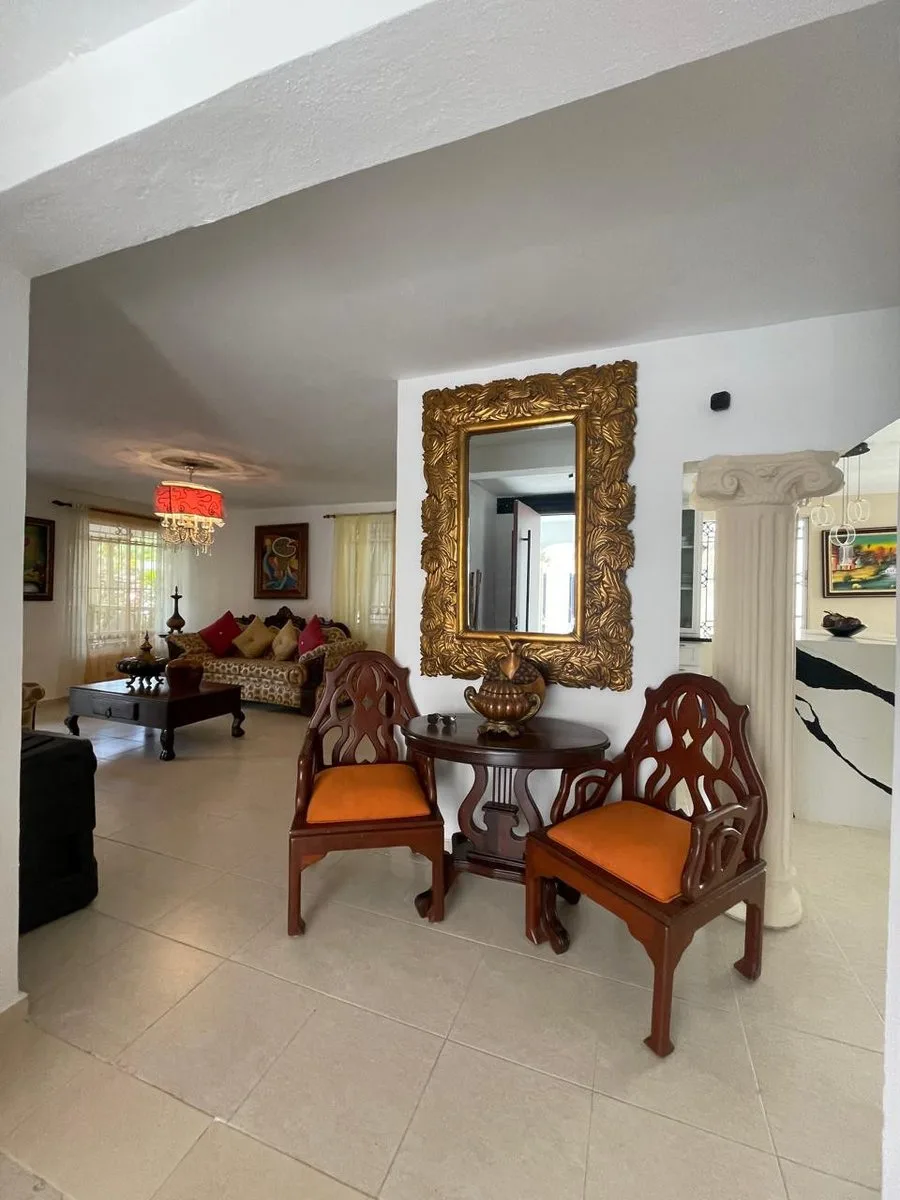 Hermosa Casa en Urb. Henríquez, Área Monumental, Stgo., foto 3