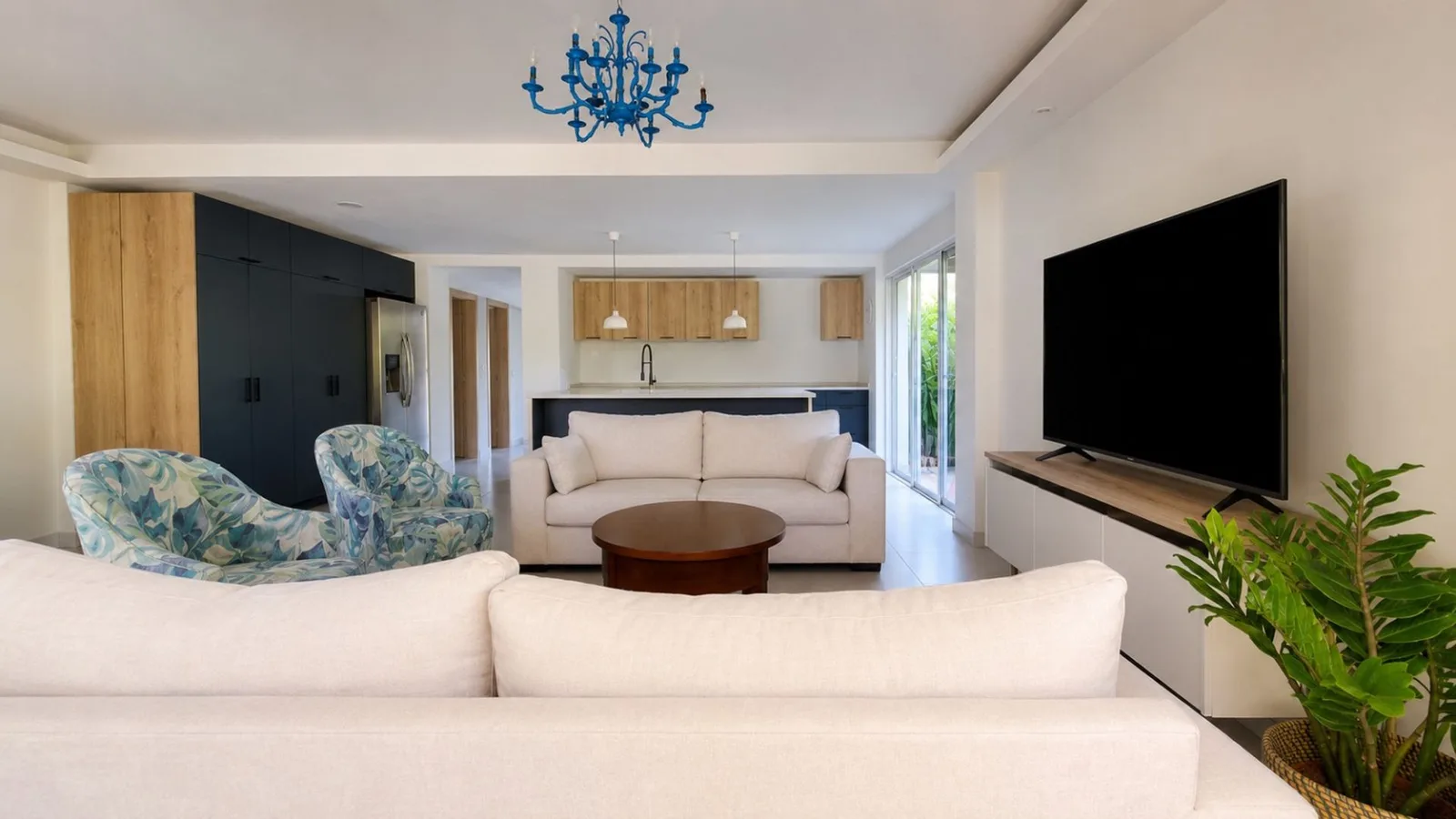House with Pool for Sale in Metro Country Club, photo 3